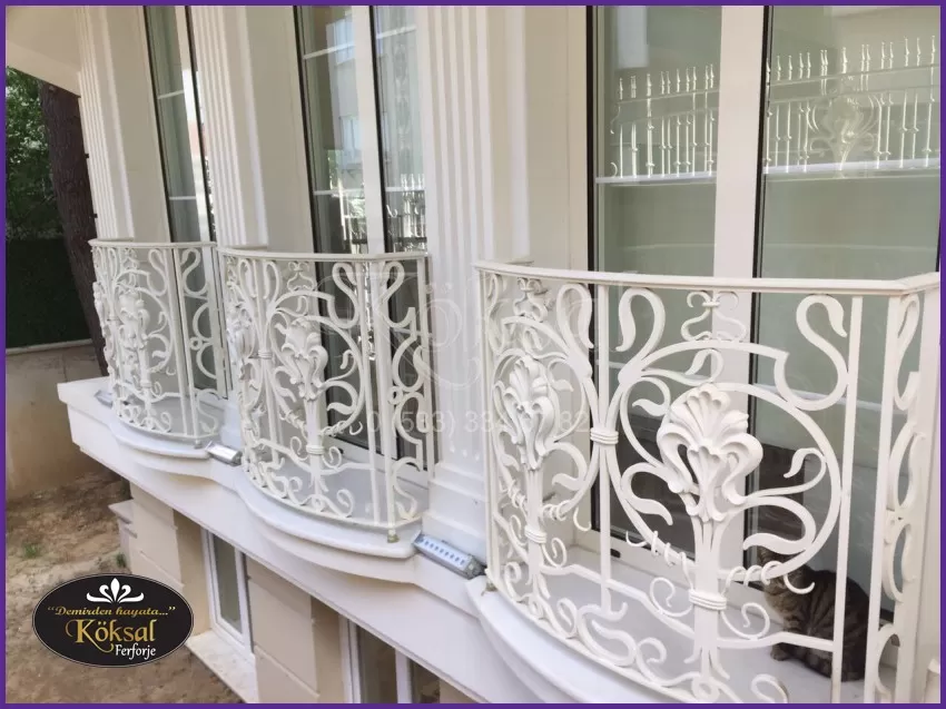 Ferforje Tasarım Balkon Korkulukları - Beyaz Demir Balkon Korkuluğu
